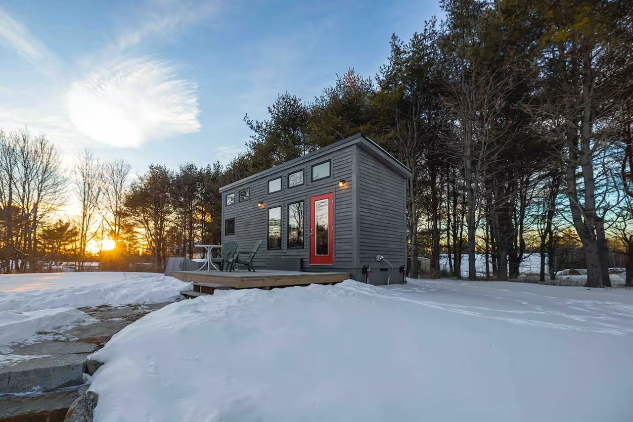 Crow’s Nest Tiny House in Maine on Airbnb Rental-exteror in winters