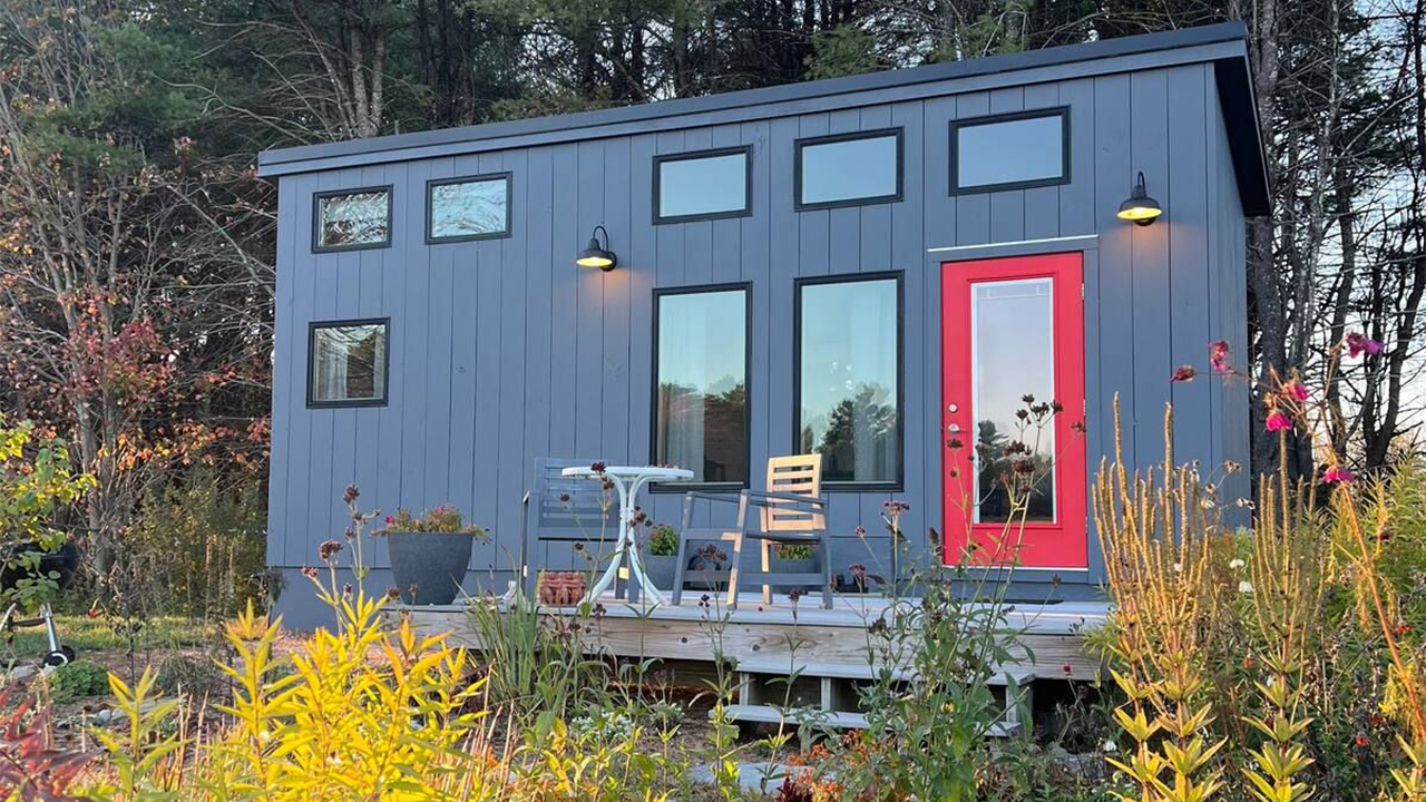 Esta casita te permite hospedarte en una granja en Maine