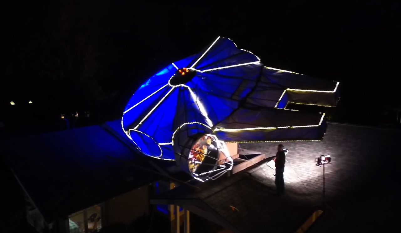 Star Wars Halloween Decoration Ideas - Millennium Falcon on the roof