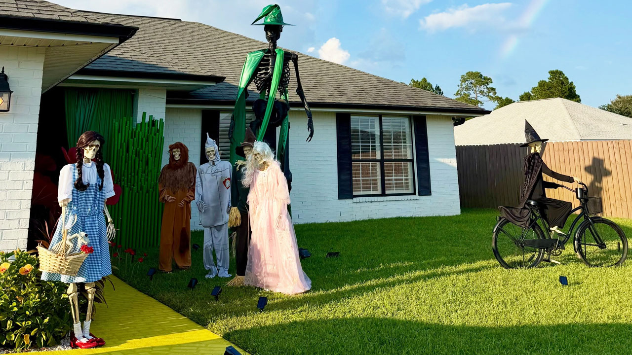 Una mujer transforma el jardín delantero en un mundo de Oz para Halloween