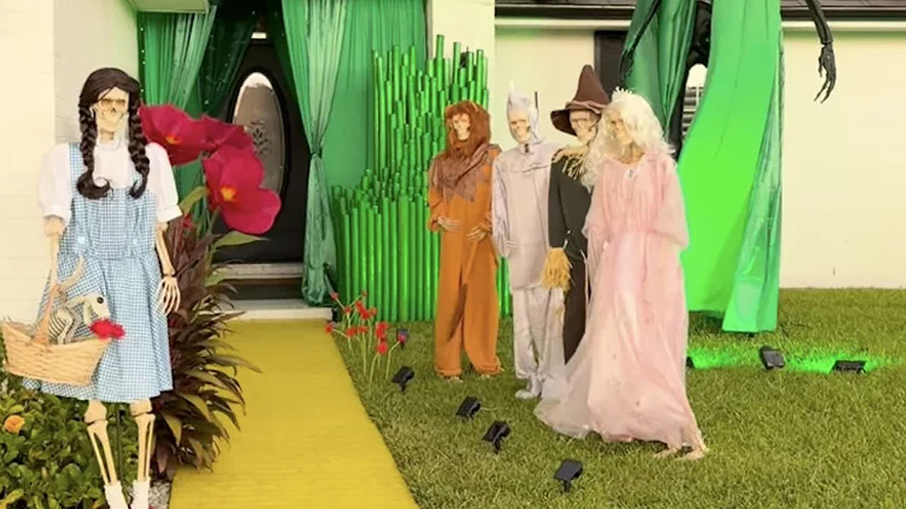 DIY Wizard of Oz-themed Halloween décor_whimsical display