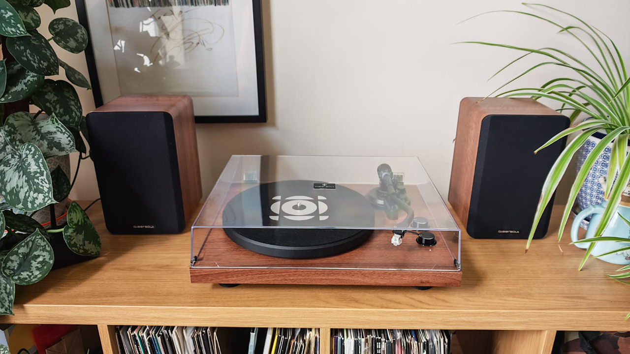 Qlearsoul SoulBox S1_enclosed turntable and two stereo bookshelf speakers