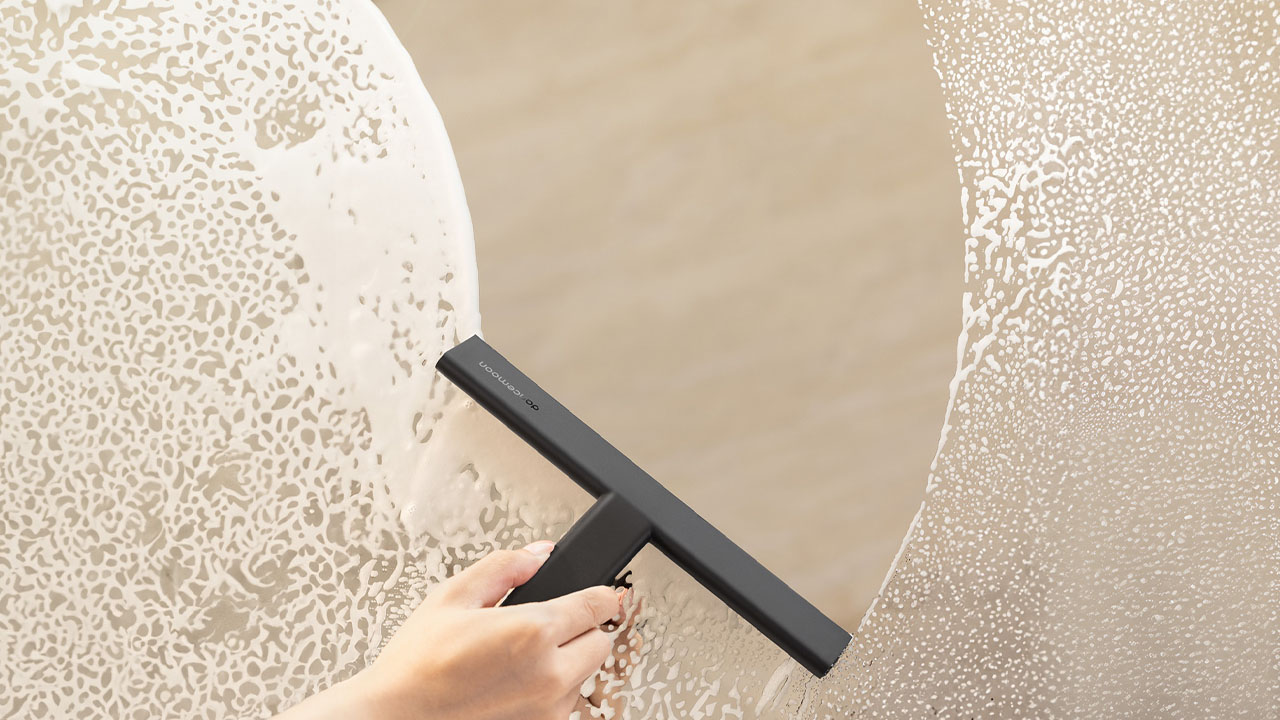 JustHang Compact Squeegee_wiping water from shower glass