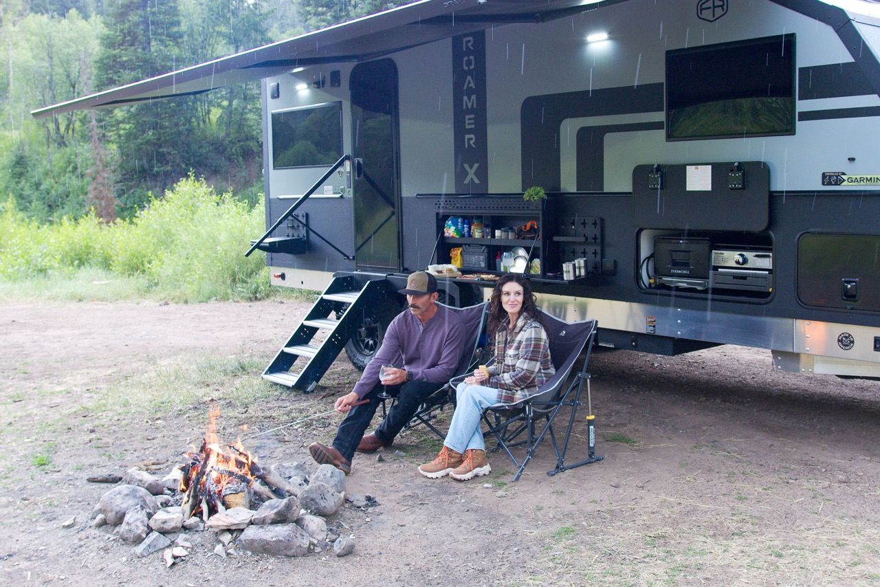 Roamer X Off-Road y Off-Grid Travel Trailer - patio exterior y pasaje