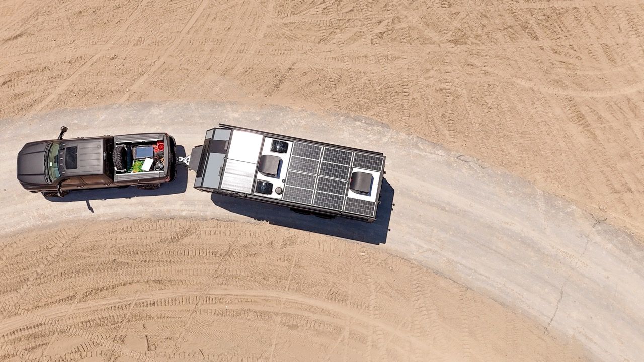 Roamer X Off-Road y Off-Grid Travel Trailer - paneles solares en techo