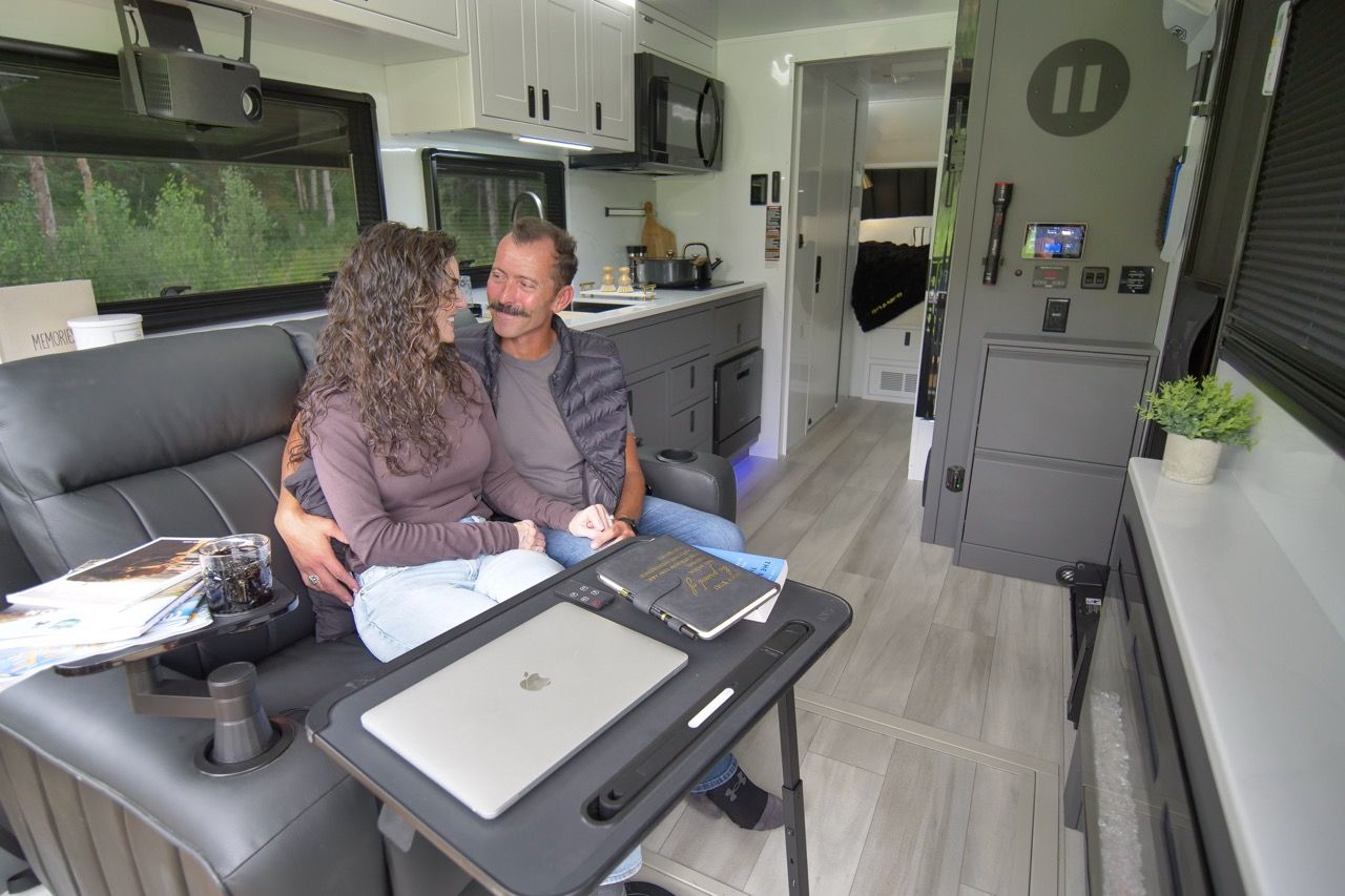Roamer X Off-Road y Off-Grid Travel Trailer - area de estar interior