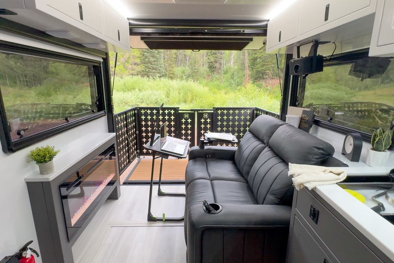 Roamer X Off-Road y Off-Grid Travel Trailer - vista lateral con techo