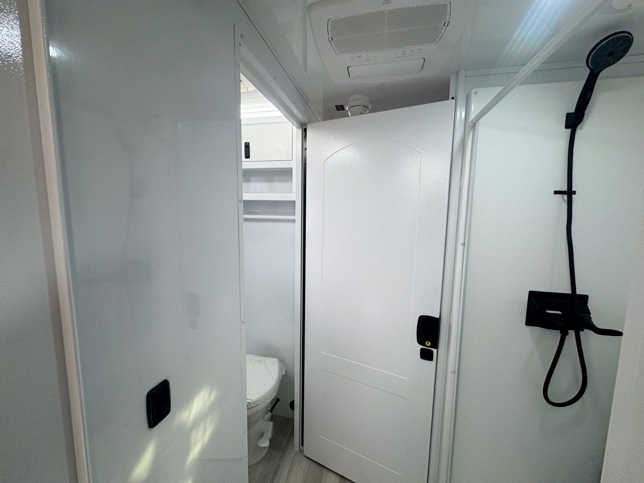 Roamer X Off-Road y Off-Grid Travel Trailer - baño con inodoro y ducha