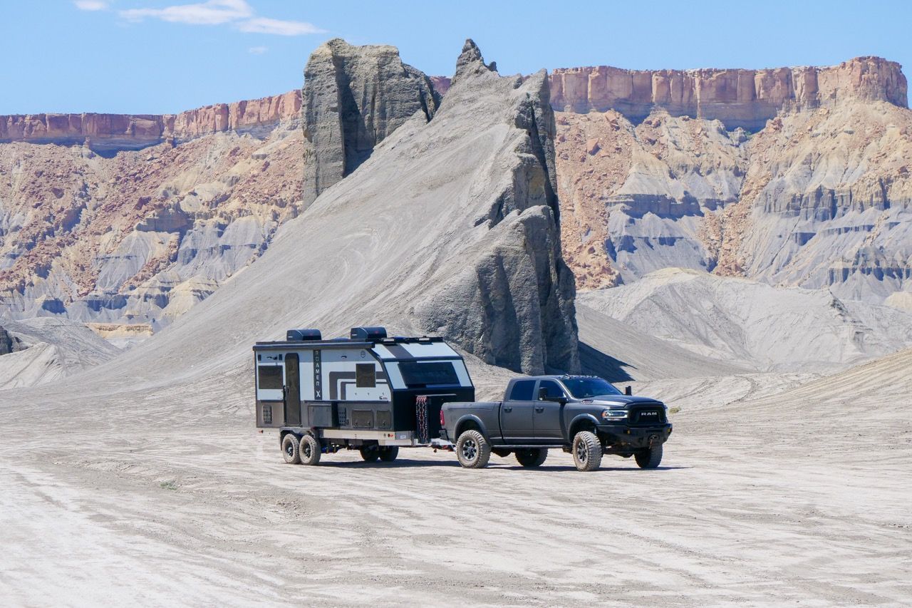 Roamer X Off-Road y Off-Grid Travel Trailer en montañas