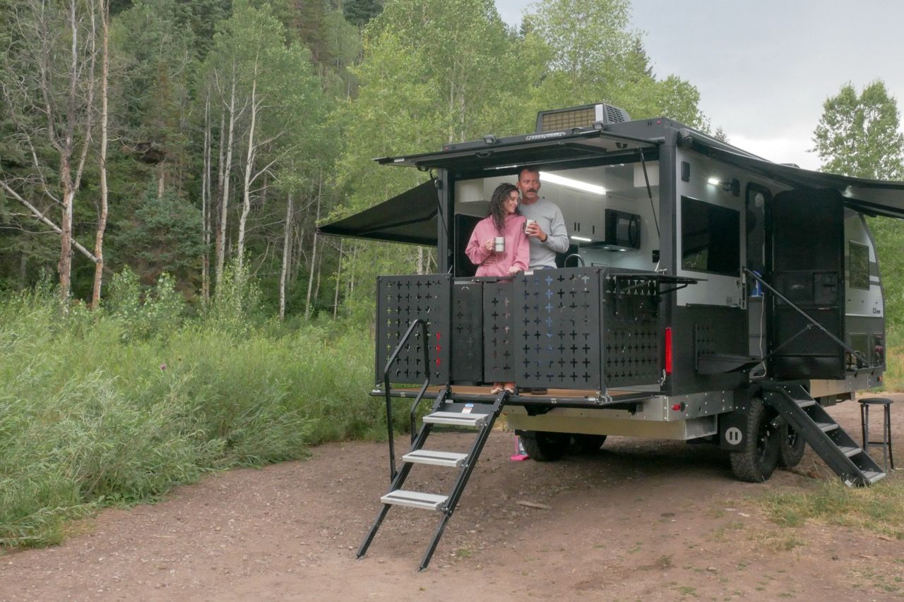 Roamer X Off-Road y Off-Grid Travel Trailer outdoor deck