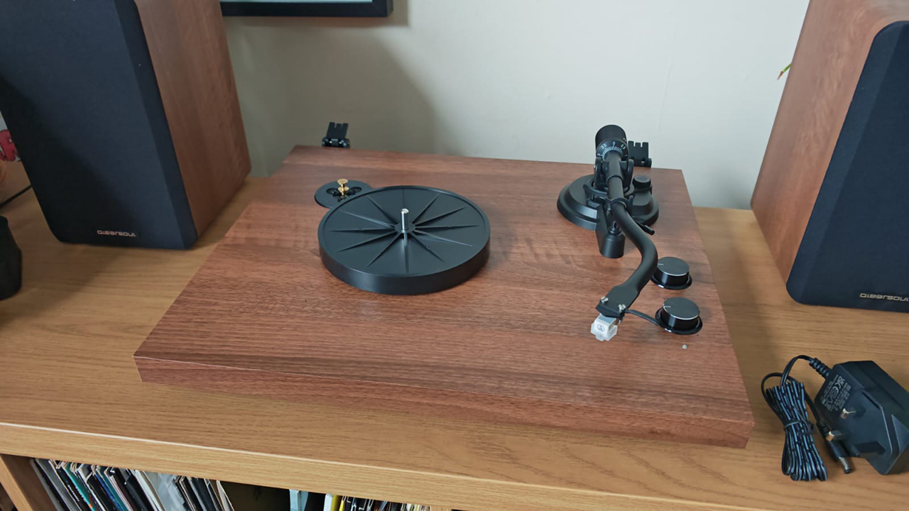 Qlearsoul SoulBox S1_the wooden plinth, power adopter, S-shaped tonearm